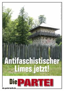 PARTEI-Plakat: Zu sehen ist ein sehr alter Lattenzaun und ein alter Wachturm, an dem ein durchgestrichenes Hakenkreuz hängt. Darunter steht "Antifaschistischer Limes jetzt"