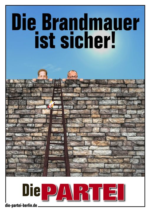 Zu sehen ist ein Die PARTEI-Plakat mit einer großen Ziegelmauer an der eine Leiter angelehnt ist und auf der ein CDU-Logo platziert ist. Hinter der Mauer gucken die Köpfe von Friedrich Merz und Hans-Georg Maaßen hervor. Darüber steht in großer schwarzer Schrift: "Die Brandmauer ist sicher!".