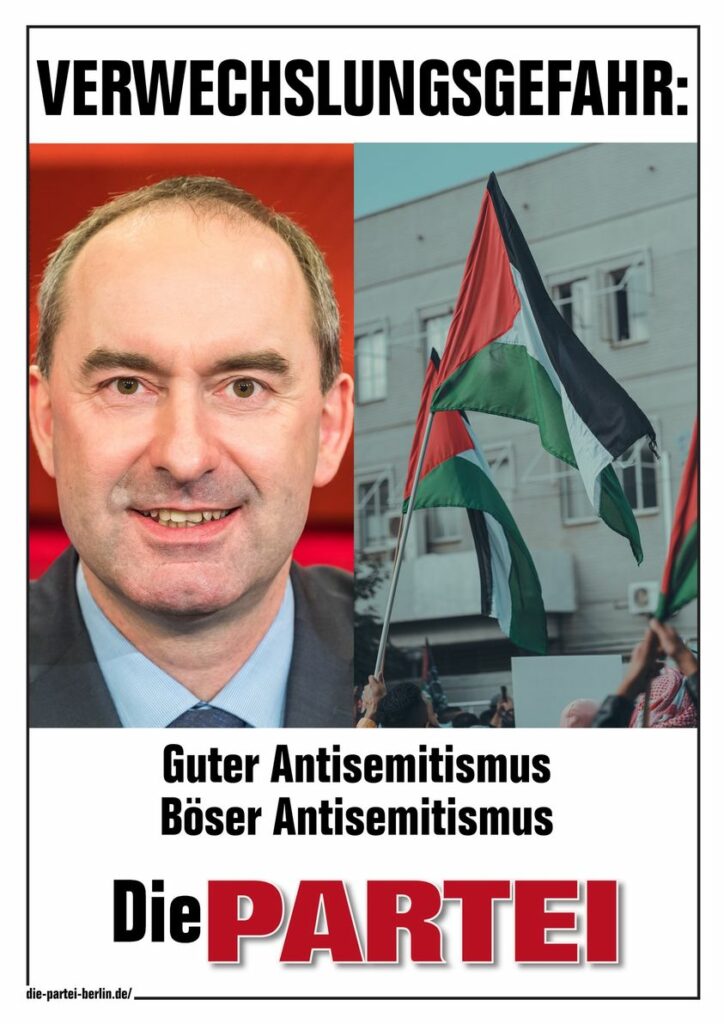 Zu sehen ist ein PARTEI-Plakat mit der Überschrift "Verwechselungsgefahr". Darunter ist ein Bild von Hubert Aiwanger und einem Bild von hochgehaltenen Palästina Flaggen zu sehen. Darunter steht: "Guter Antisemitismus. Böser Antisemitismus".