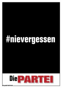 PARTEI-Plakat vor dem schwarzem Hintergrund steht in weißer Schrift "#nievergessen".